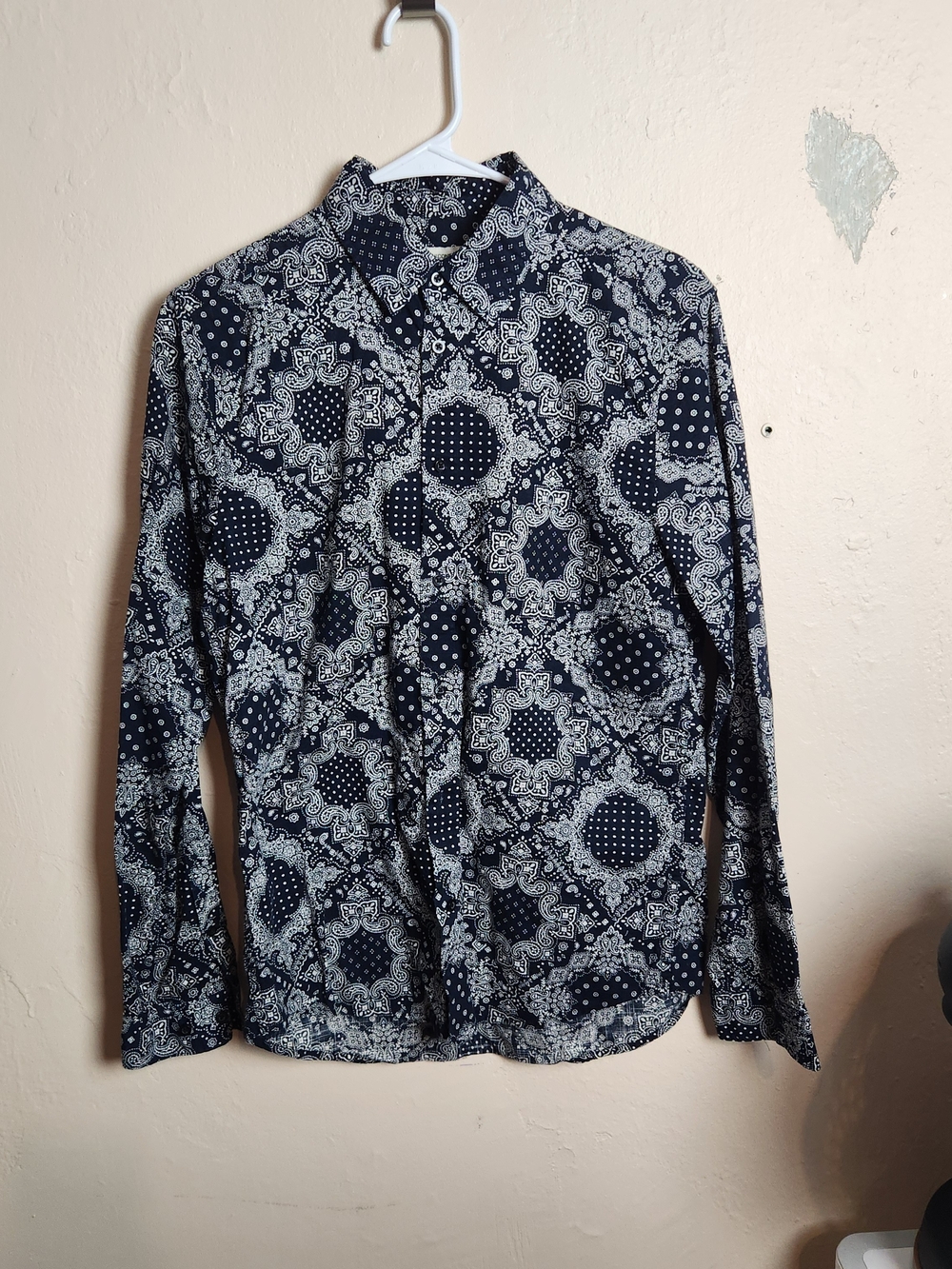 H&M Mens Navy and White Paisley Print Button-Down Shirt